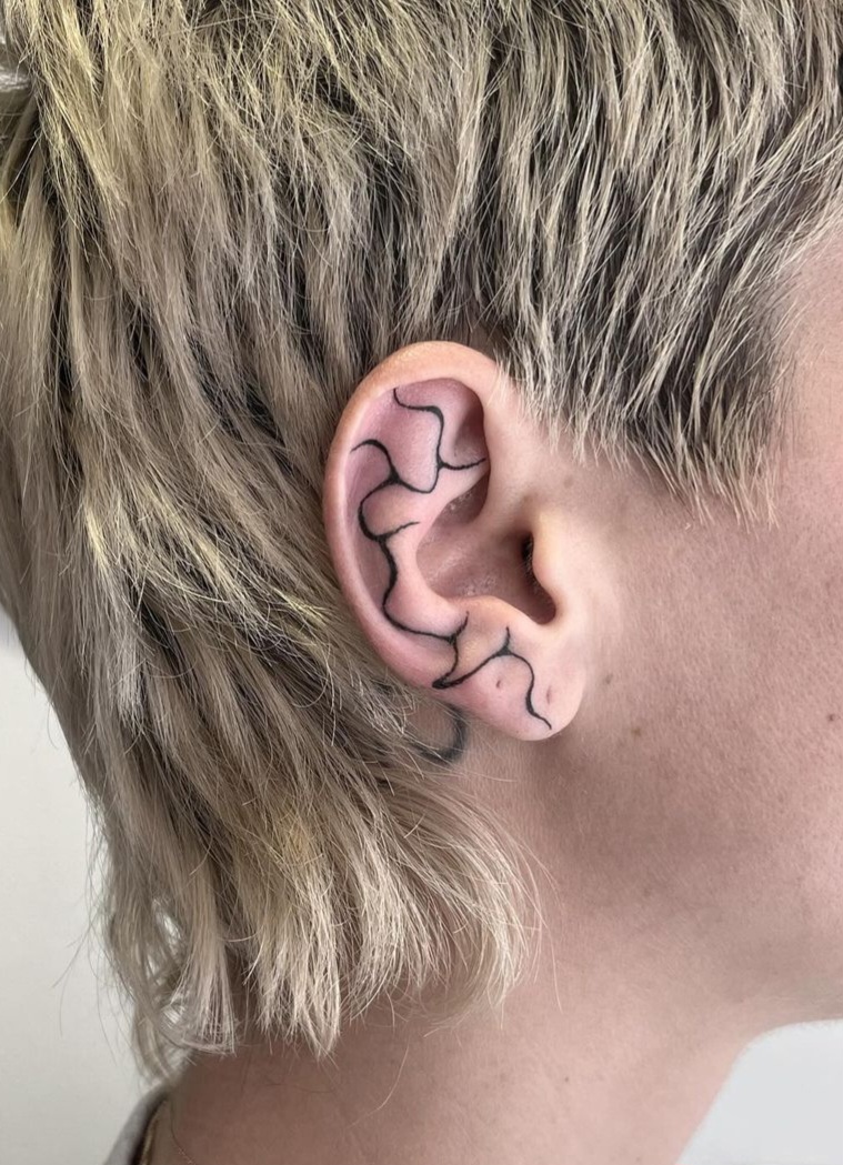 tatouage à l'oreille