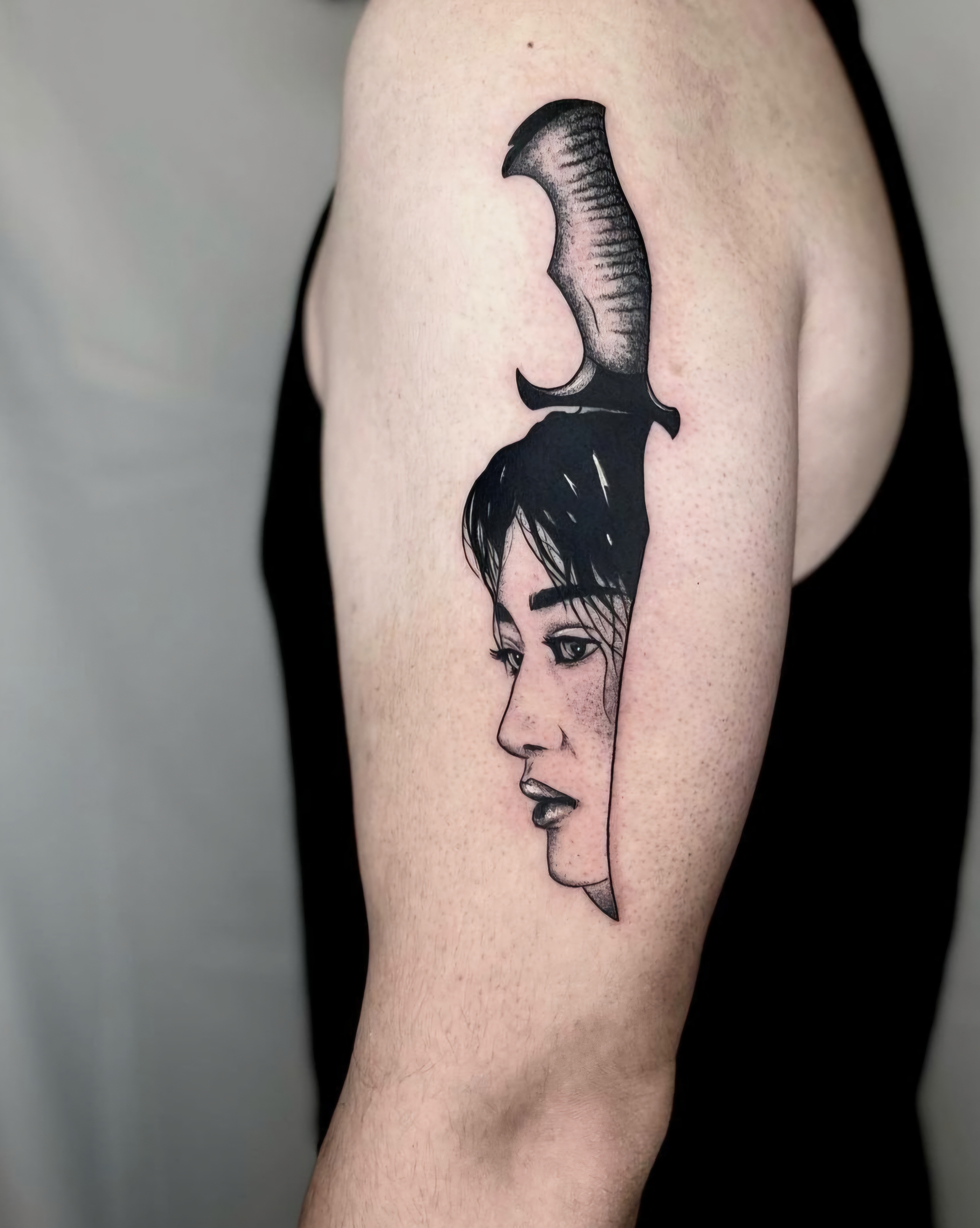 tatouage couteau et visage