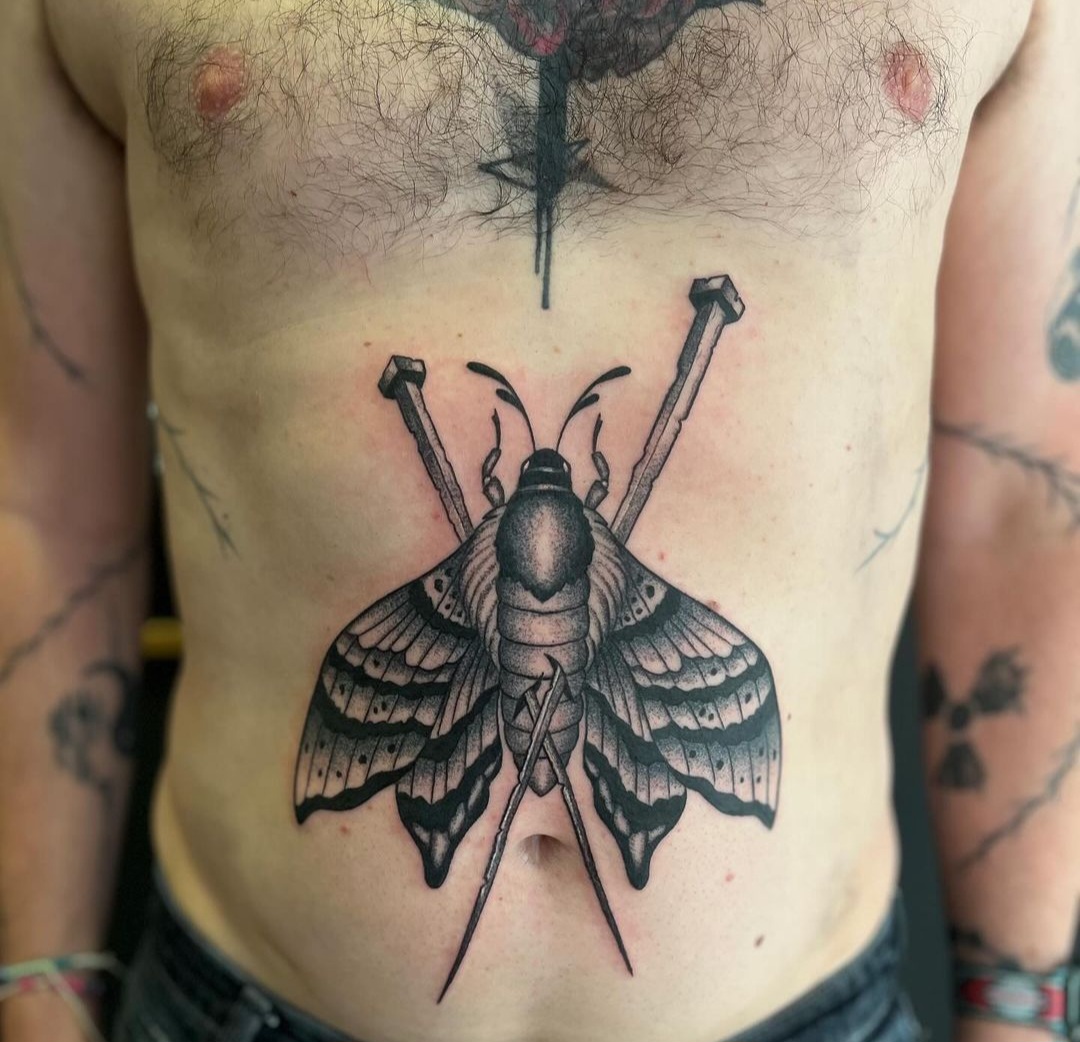 tatouage papillon de nuit et épingles