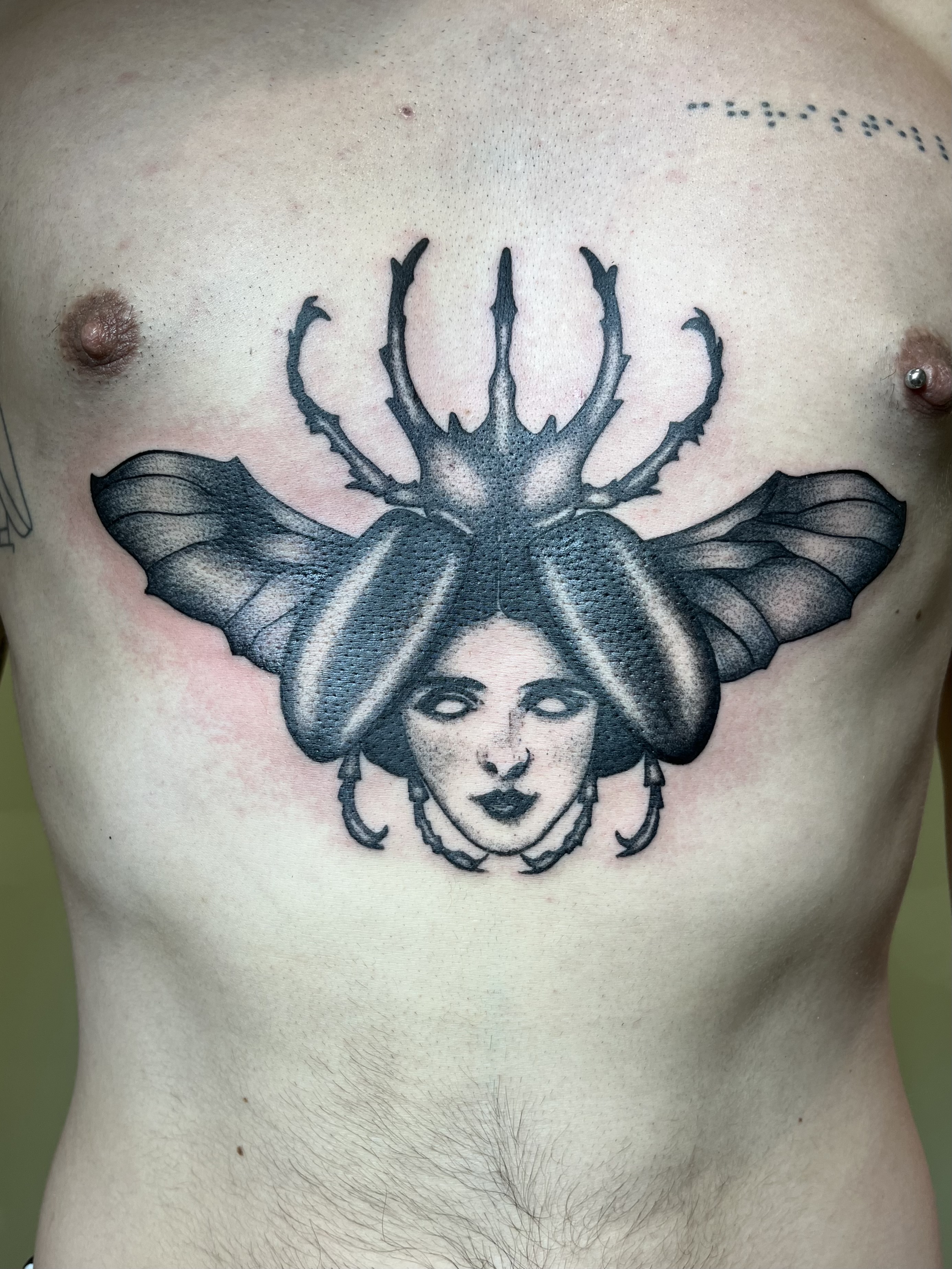Tatouage scarabé et visage