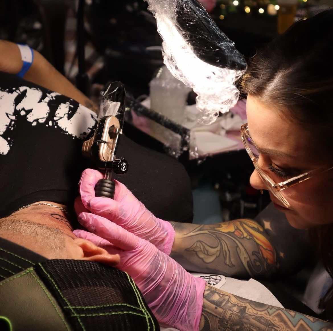 Sophie La Schneck en train de tatouer